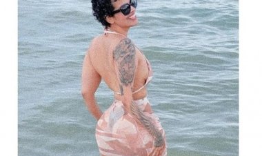 السعودية رهف القنون تعود لإثارة الجدل بصورة جديدة بمايوه أحمر!