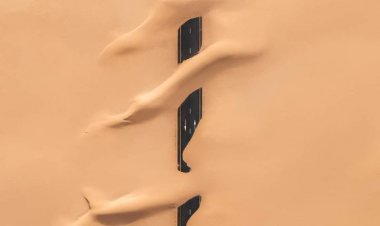 الصحراء تخفي طريقاً تحت رمالها