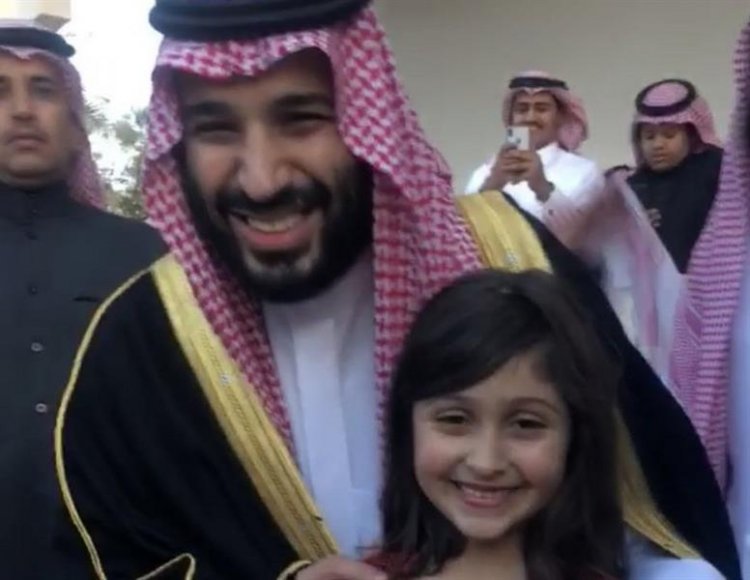 فتيات سعوديات يحاصرن محمد بن سلمان اثناء مرورة في احد شوارع الرياض بسيارته الخاصة وبدون حراسة ..«شاهد الفيديو»