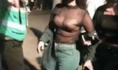 شاهد بالفيديو .. لحظة إعتقال فتاة الرياض العارية وسط الشارع وبين عشرات الشباب التي أشعلت السعودية بظهورها العاري