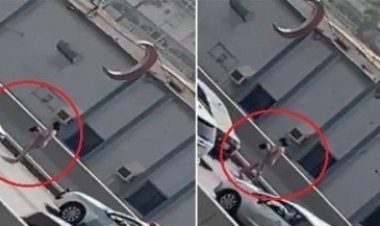 شاهد بالفيديو: فتاة سعودية تسير شبه عارية فوق جسر بمدينة جدة السعودية